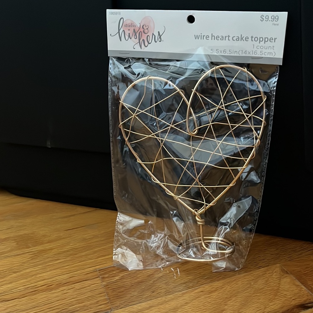 Gold wire heart cake topper